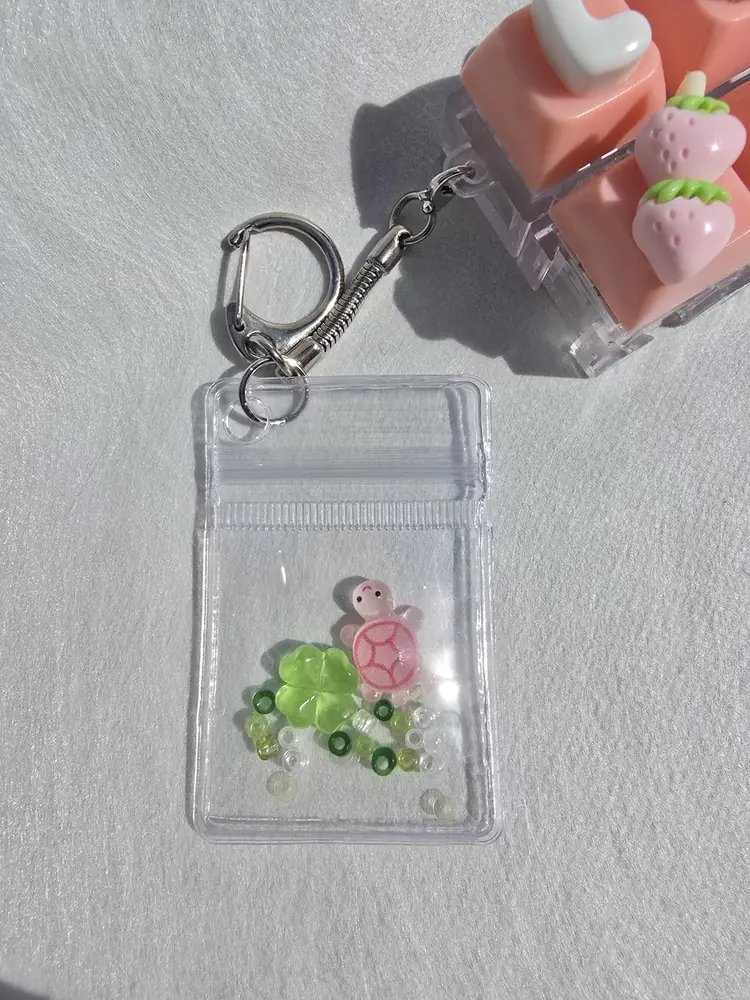 분홍 프레임과 꽃 장식 파우치